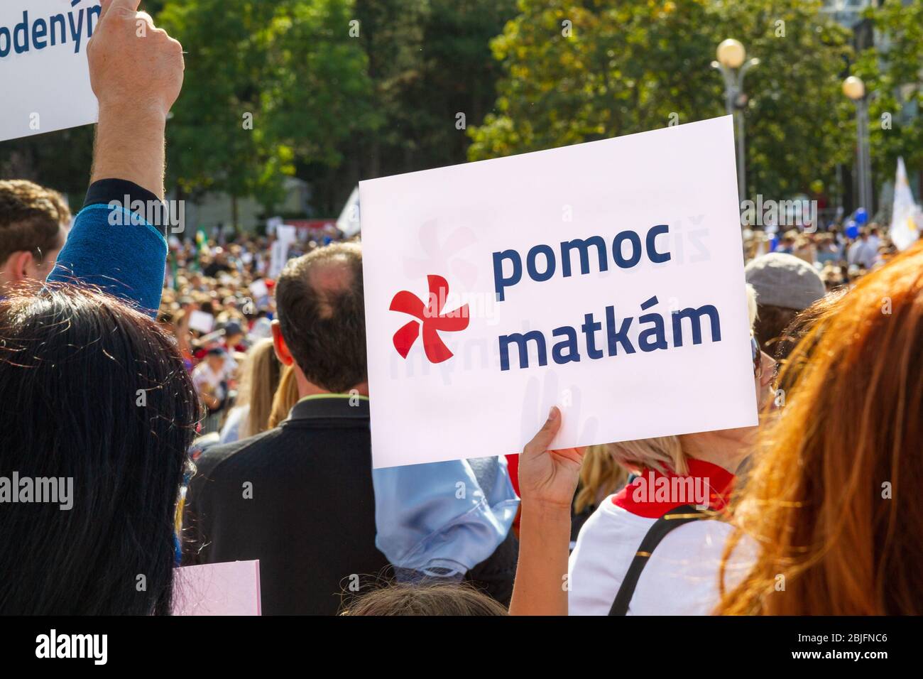 Ein Plakat mit den Worten "pomoc matkám" (bedeutet "Hilfe für Mütter") während eines Marsches um das Leben in Bratislava, Slowakei. Stockfoto