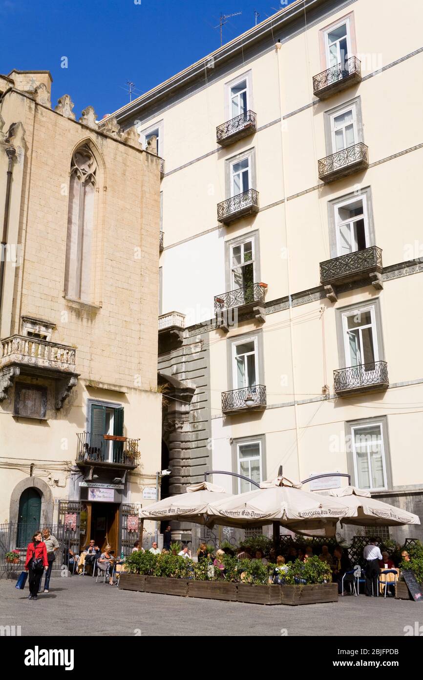 Café in Piazza San Domenico Maggiore, Neapel, Italien, Europa Stockfoto