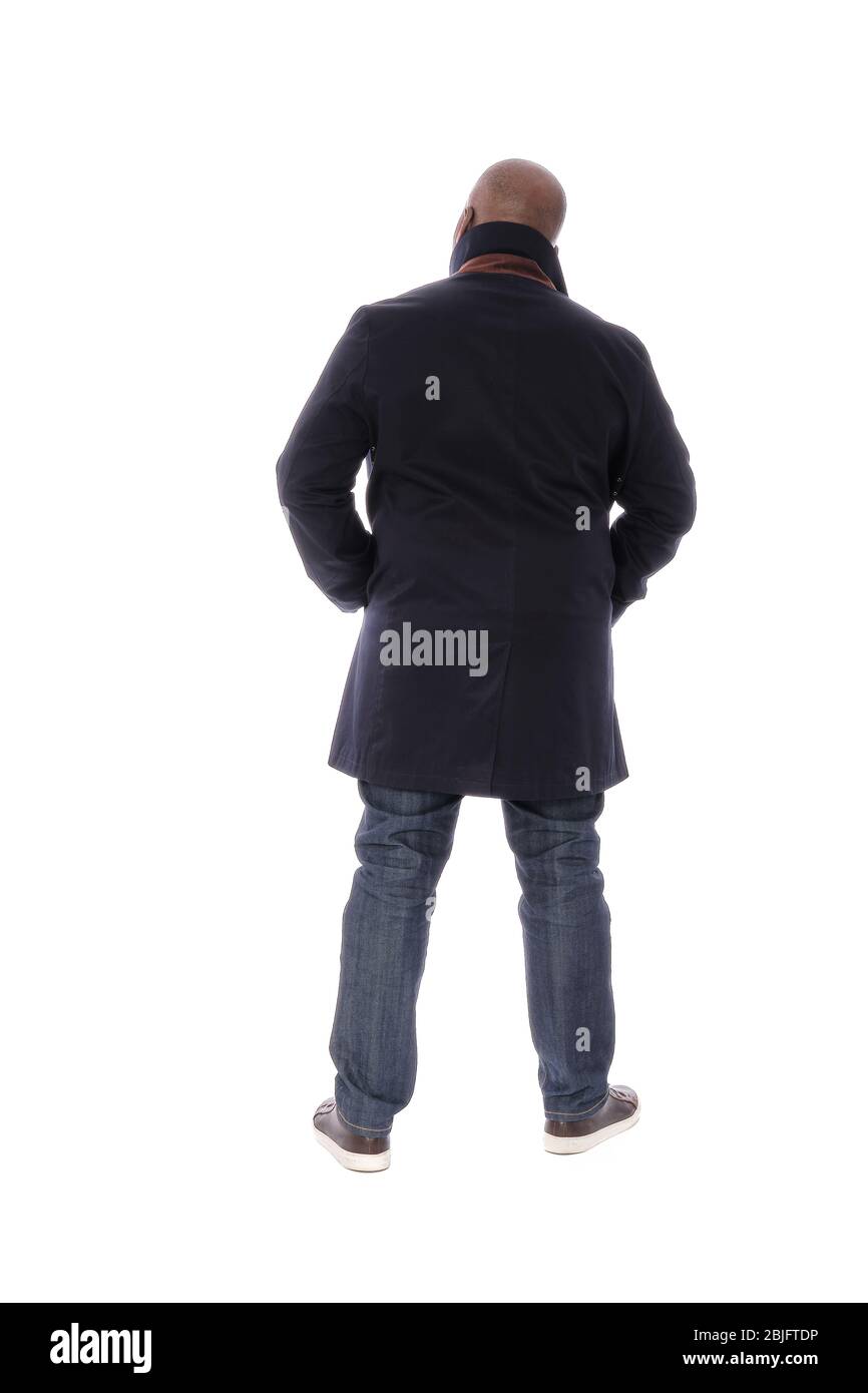 Ganzkörper männliche Figur zurück zur Kamera Ansicht des afroamerikanischen Mann in marineblauen Trenchcoat mit blauen Denim Jeans und lässigen braunen Schuhen Stockfoto