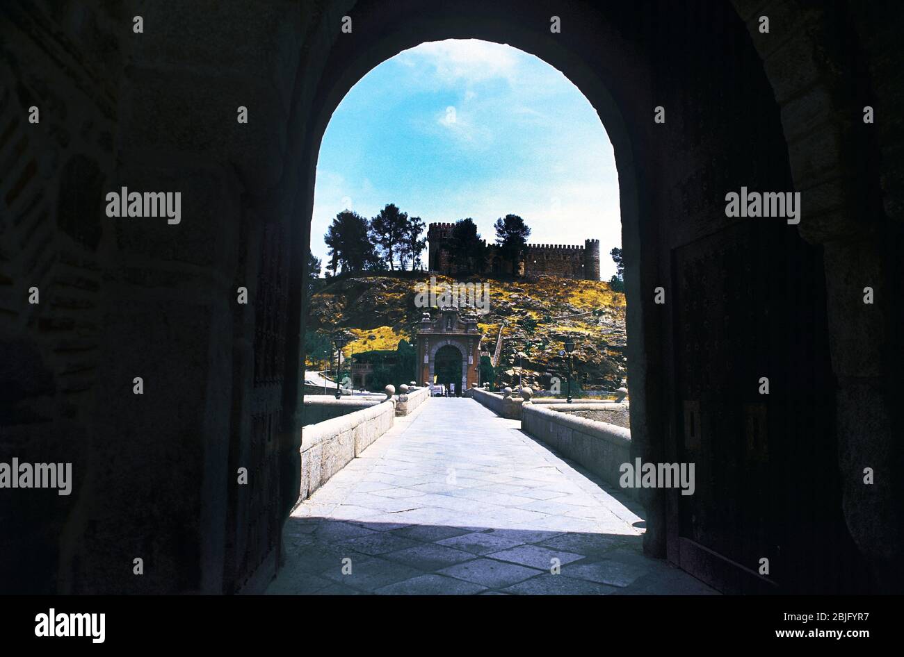 Toledo Spanien römische Brücke & Puente de Alcantara & Burg - Castillo de San Servando Stockfoto