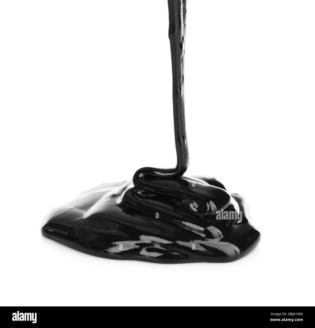 Leckere Schokolade Soße auf weißem Hintergrund Stockfoto