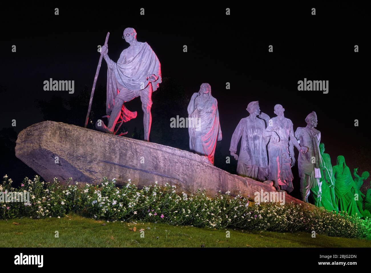 Neu Delhi / Indien - 16. September 2019: Dandi March Statue beleuchtet in der Nacht, zum Gedenken an den Salzmarsch von 1930, mit Gandhi und seine Anhänger i Stockfoto
