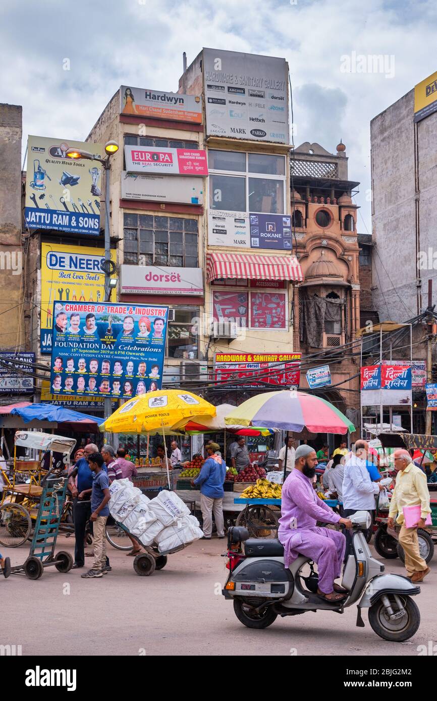 Neu Delhi / Indien - 19. September 2019: Chandni Chowk, geschäftiges Einkaufsviertel in Alt-Delhi mit Basaren und bunten Gassen Stockfoto