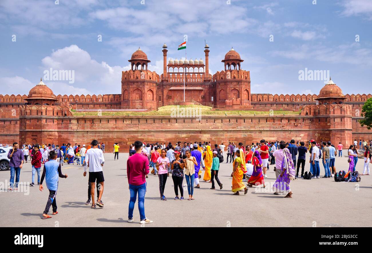 Neu Delhi / Indien - 19. September 2019: Touristen besuchen das Rote Fort in Delhi, Indien Stockfoto