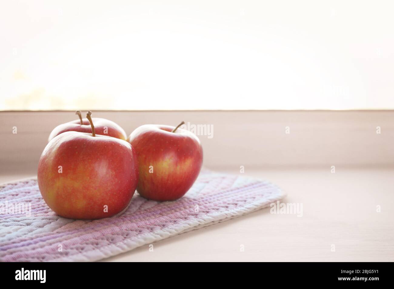 Frische Äpfel auf Fensterbank Stockfoto
