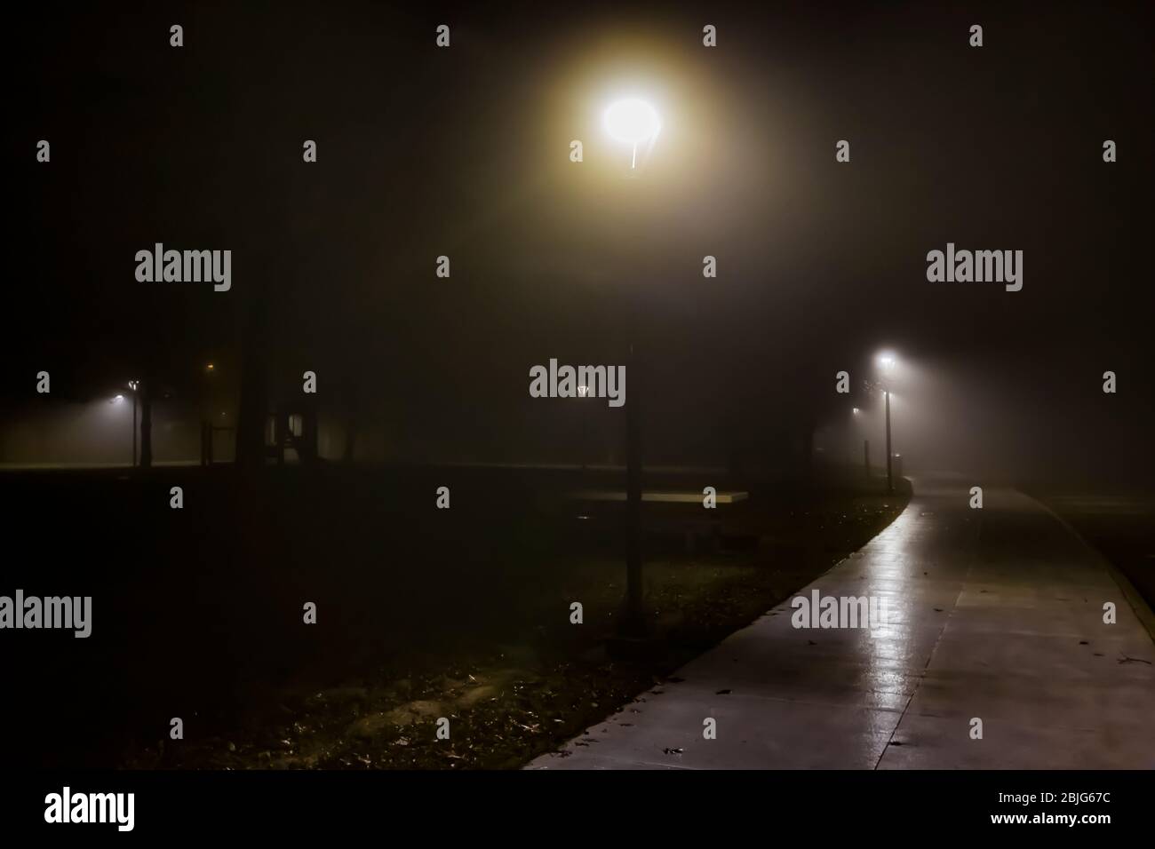 Blue Earth Rastgebiet in östlicher Richtung entlang der Interstate 90 an einer nebligen und gruseligen Dezembernacht in Minnesota, USA Stockfoto