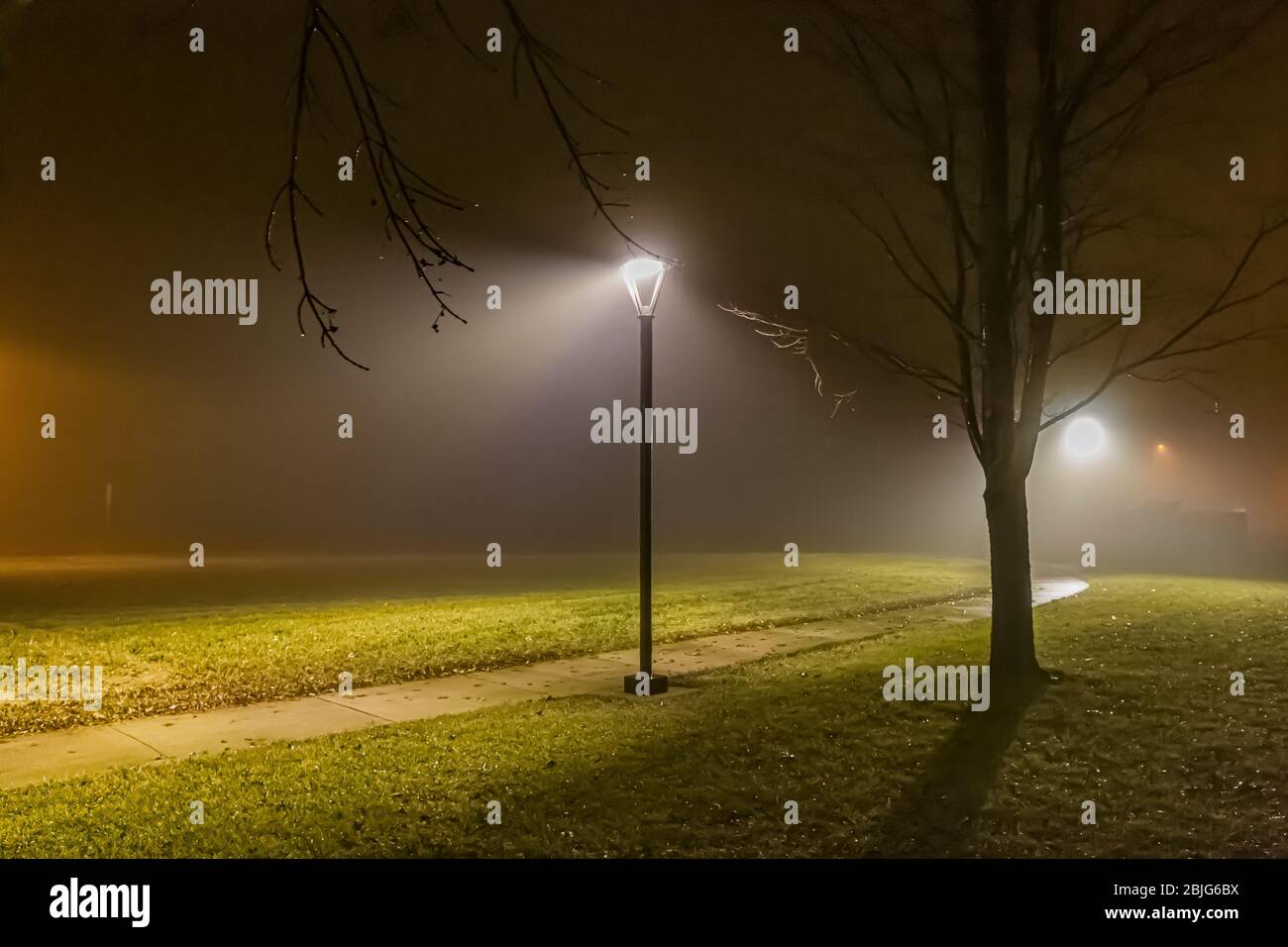 Blue Earth Rastgebiet in östlicher Richtung entlang der Interstate 90 an einer nebligen und gruseligen Dezembernacht in Minnesota, USA Stockfoto
