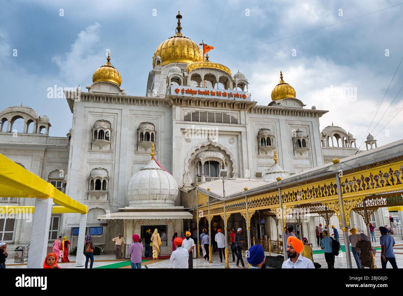 Neu Delhi / Indien - 21. September 2019: Sri Bangla Sahib Gurudwara, einer der wichtigsten Sikh-Tempel in Neu Delhi, Indien Stockfoto