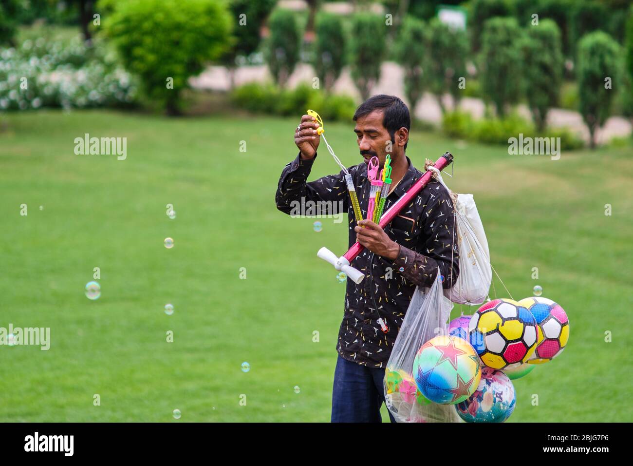 Delhi / Indien - 22. September 2019: Mann verkauft Spielzeug in Lodhi Gardens in Neu Delhi, Indien Stockfoto