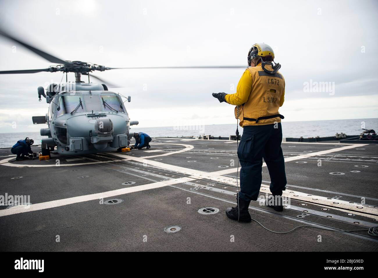 200123-N-PI330-0242 ATLANTISCHER OZEAN (JAN 23, 2020) Boatswain’s Mate 2. Klasse Sofia Martinez-Portillo aus Dallas leitet die Verschnaufung und Verkettung eines MH-60R Hubschraubers auf dem Flugdeck an Bord des geführten Rakete-Kreuzer der Ticonderoga-Klasse USS Vella Gulf (CG 72). Vella Gulf führt im Atlantischen Ozean als Teil der USS Dwight D. Eisenhower Carrier Strike Group Operationen durch. (USA Navy Foto von Mass Communication Specialist 3. Klasse Andrew Waters/freigegeben) Stockfoto