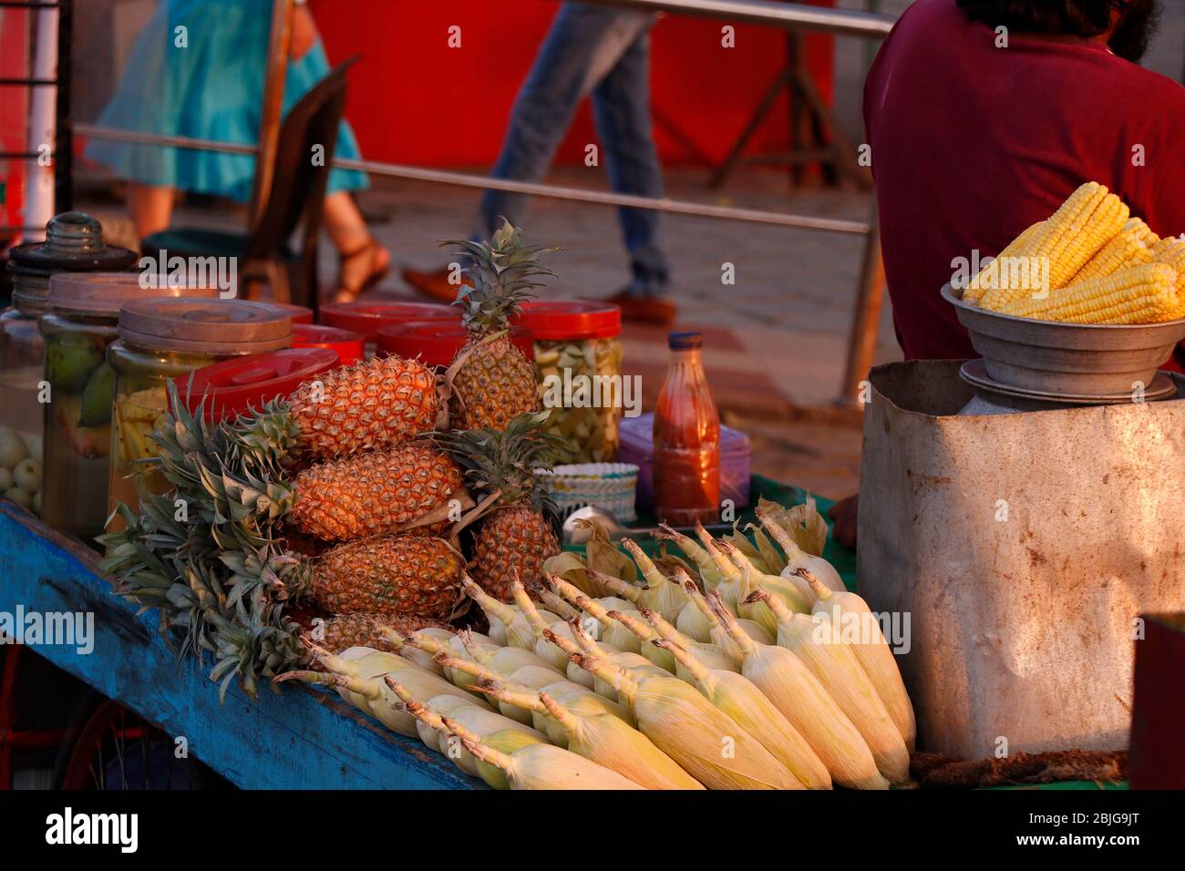 Gesalzenes Gemüse und Obst (uppilittathu) zum Verkauf - kerala Obst und Gemüse im traditionellen Stil, das in den Straßen in kerala serviert wird Stockfoto