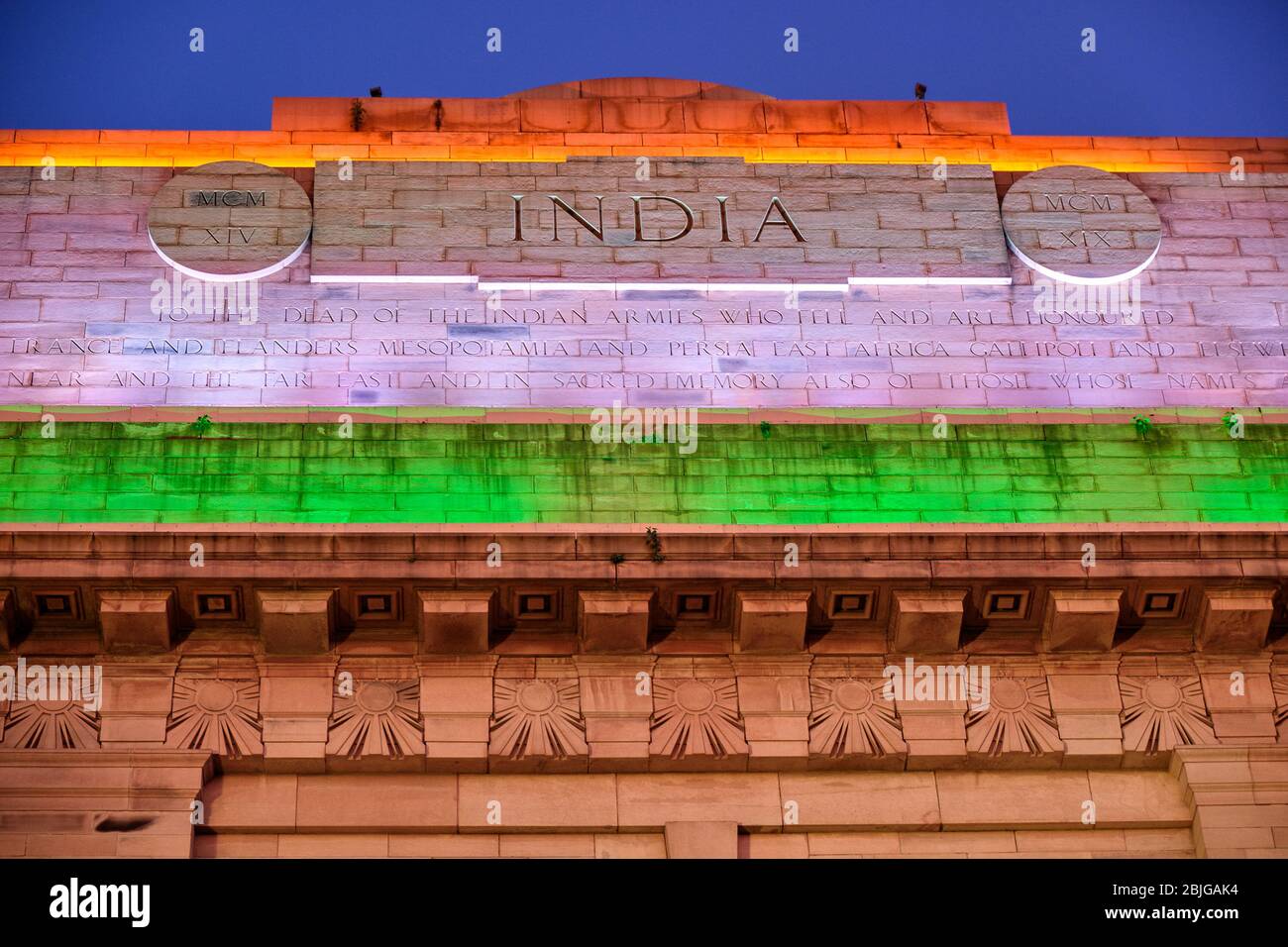 India Gate war Memorial in Neu Delhi, Indien, beleuchtet in Farben der indischen Nationalflagge Stockfoto