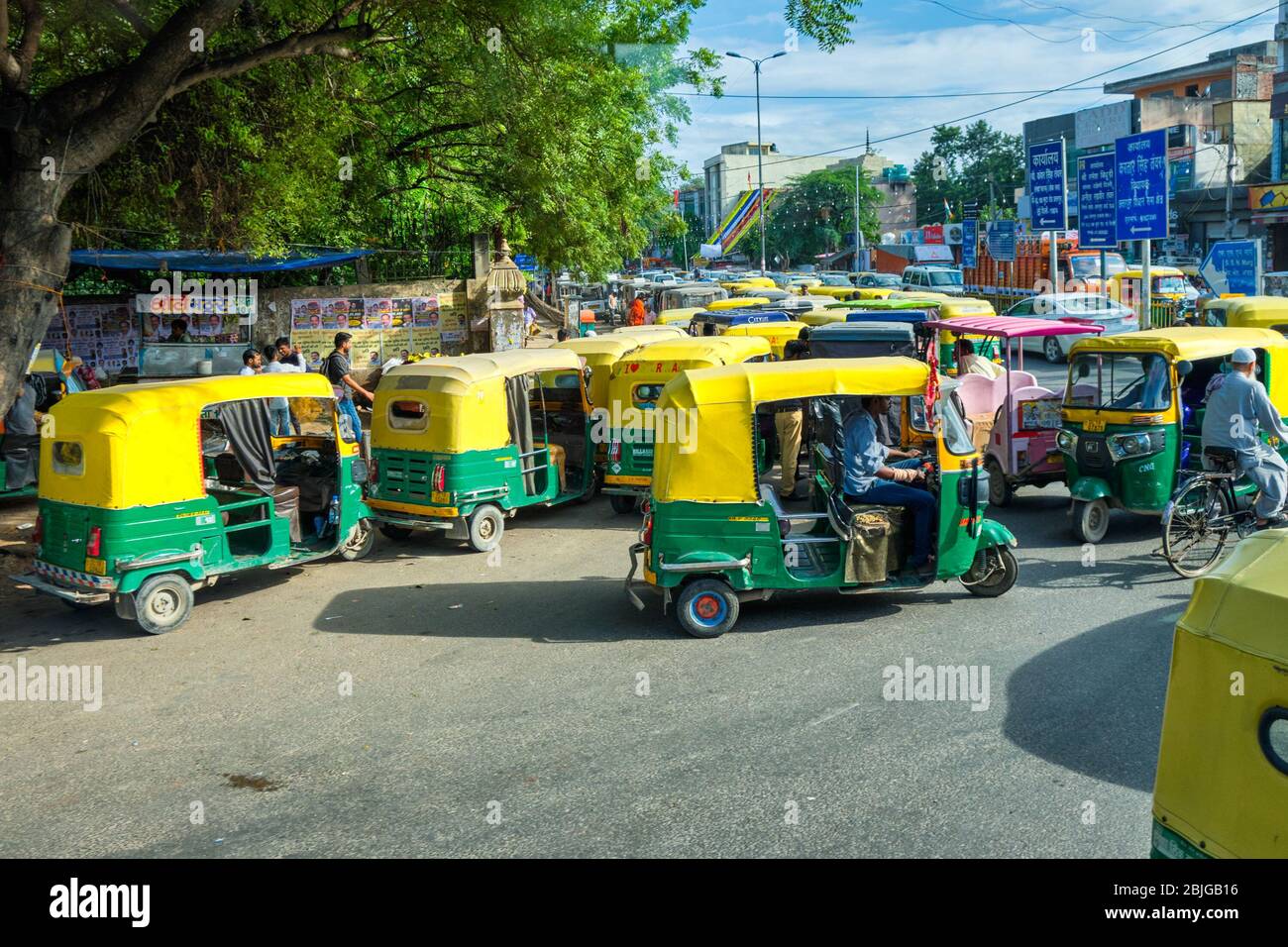 Neu Delhi / Indien - September 2019: Tuk Tuks in den Straßen von Neu Delhi, Indien Stockfoto