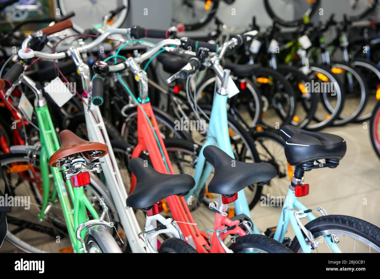 Moderne Fahrräder im Sportgeschäft Stockfotografie - Alamy