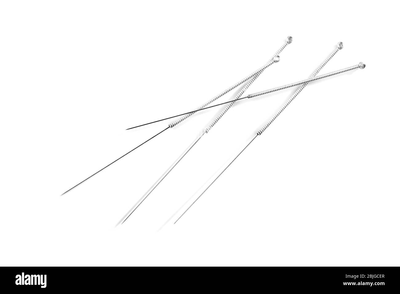 Nadeln für Akupunktur auf weißem Hintergrund Stockfoto