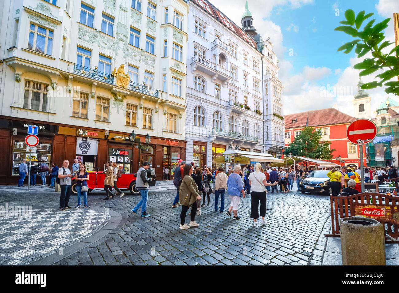 Eine belebte Straße in der Altstadt von Prag mit Touristen und Einheimischen Schaufenster Shopping und genießen Sie das mittelalterliche Zentrum der Stadt. Stockfoto