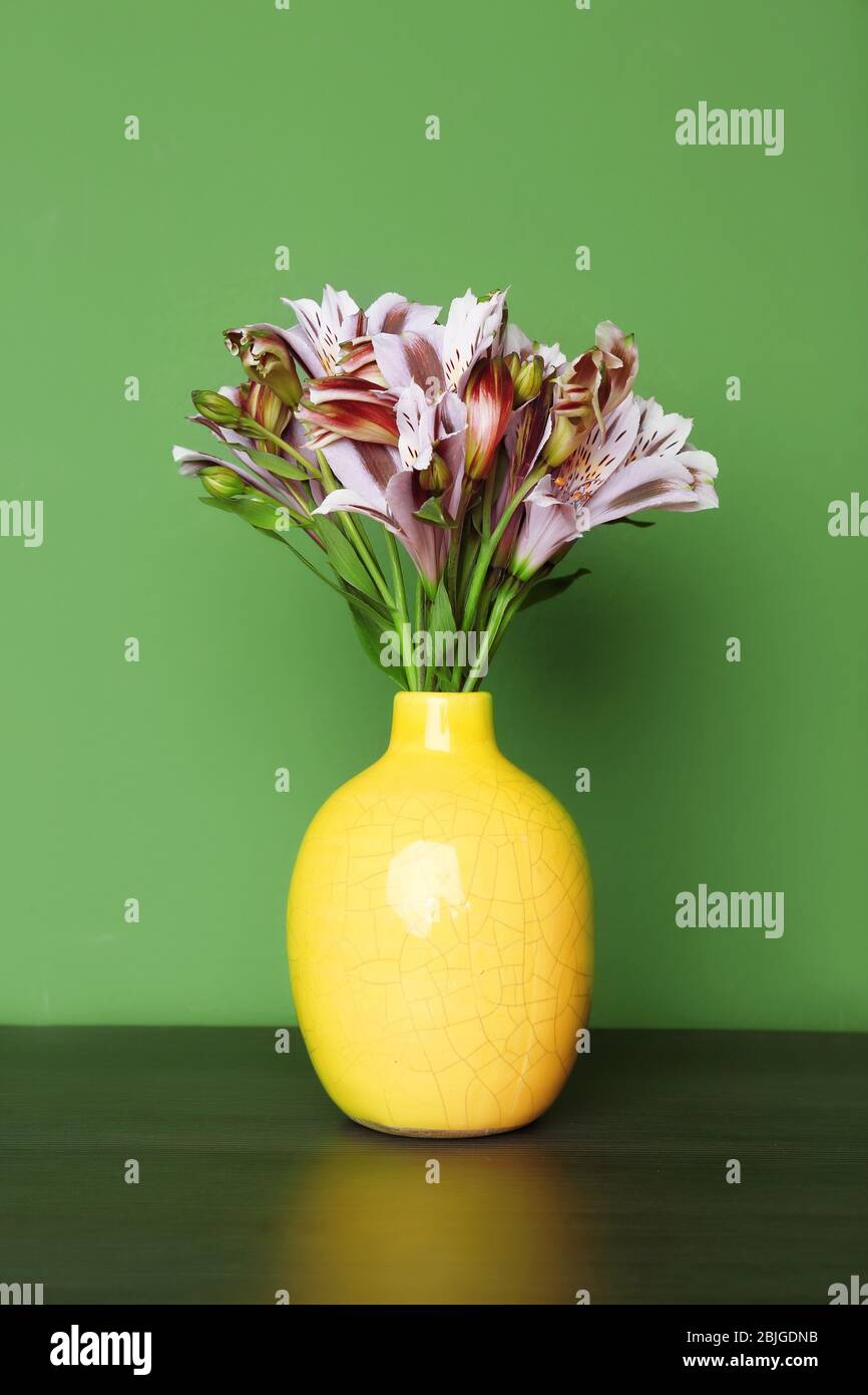 Schöne lila Farbe Alstroemeria in Vase auf dem Tisch Stockfoto