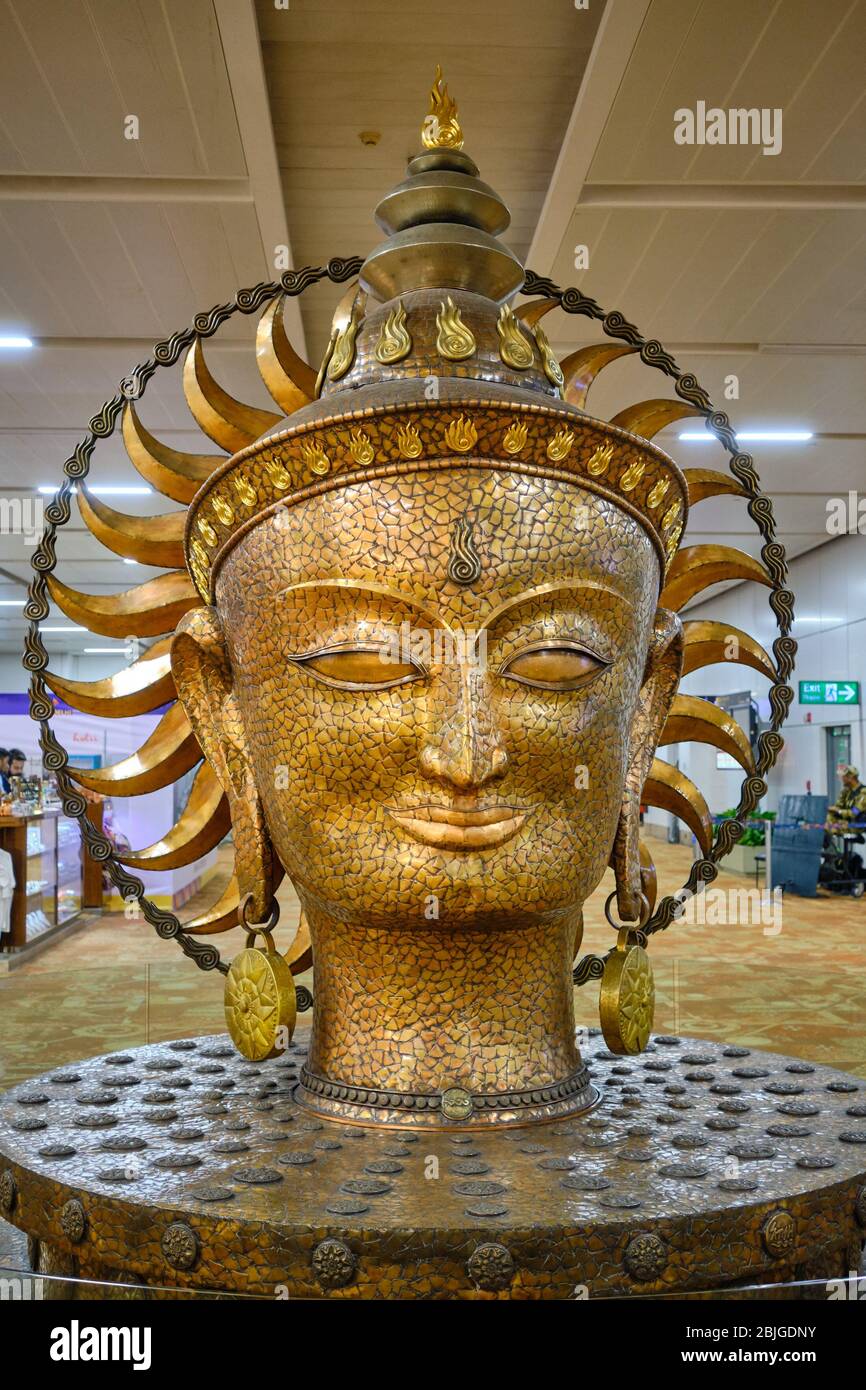 Neu Delhi / Indien - 12. Oktober 2019: Buddha-Statue am Terminal 3 Abflughalle des Indira Gandhi International Airport Stockfoto