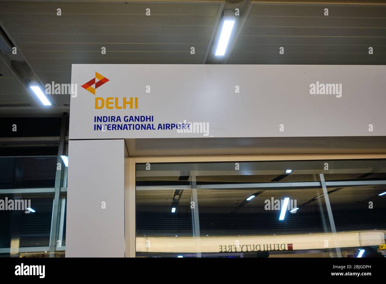 Neu Delhi / Indien - 12. Oktober 2019: Logo des Indira Gandhi International Airport auf einem Abflugsteig, Neu Delhi, Indien Stockfoto