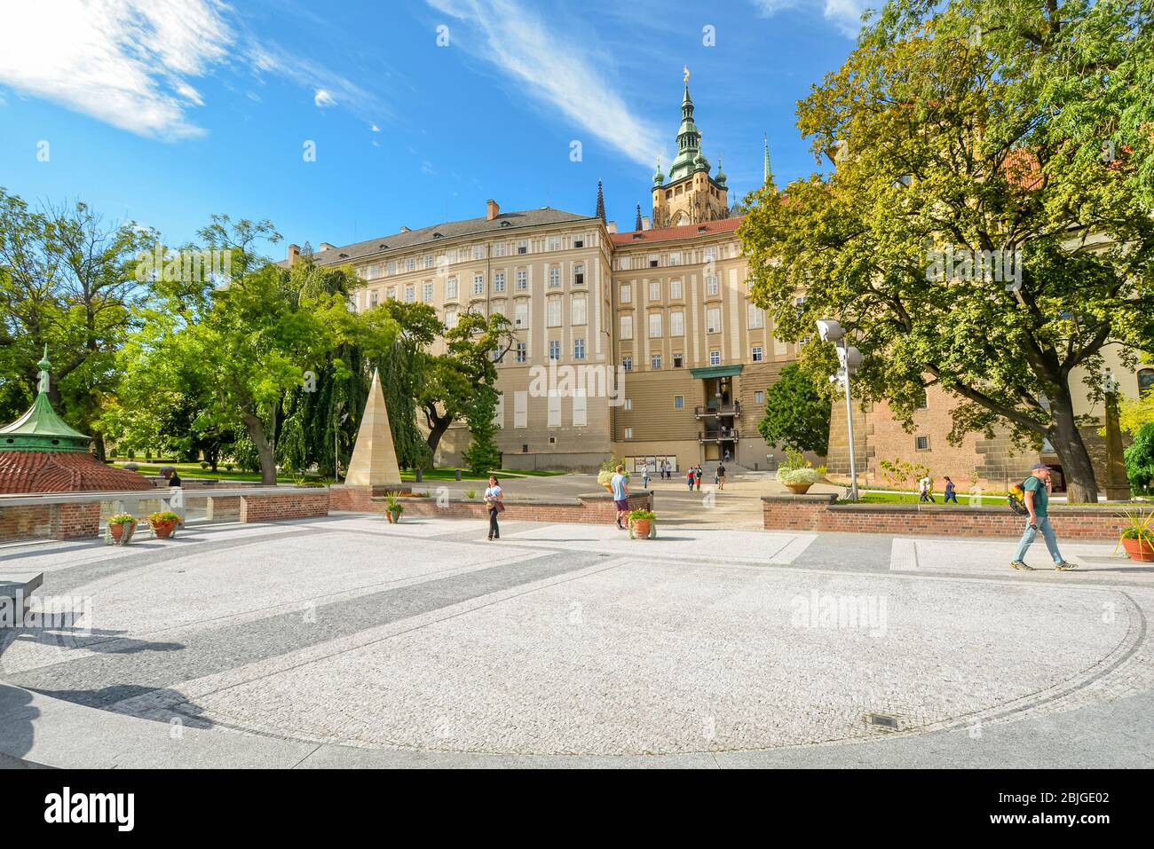 Touristen erkunden den Hof und die Terrasse in der Nähe des Rampart Garden in Prag Komplex in Prag, Tschechische Republik an einem sonnigen Tag im frühen Herbst. Stockfoto