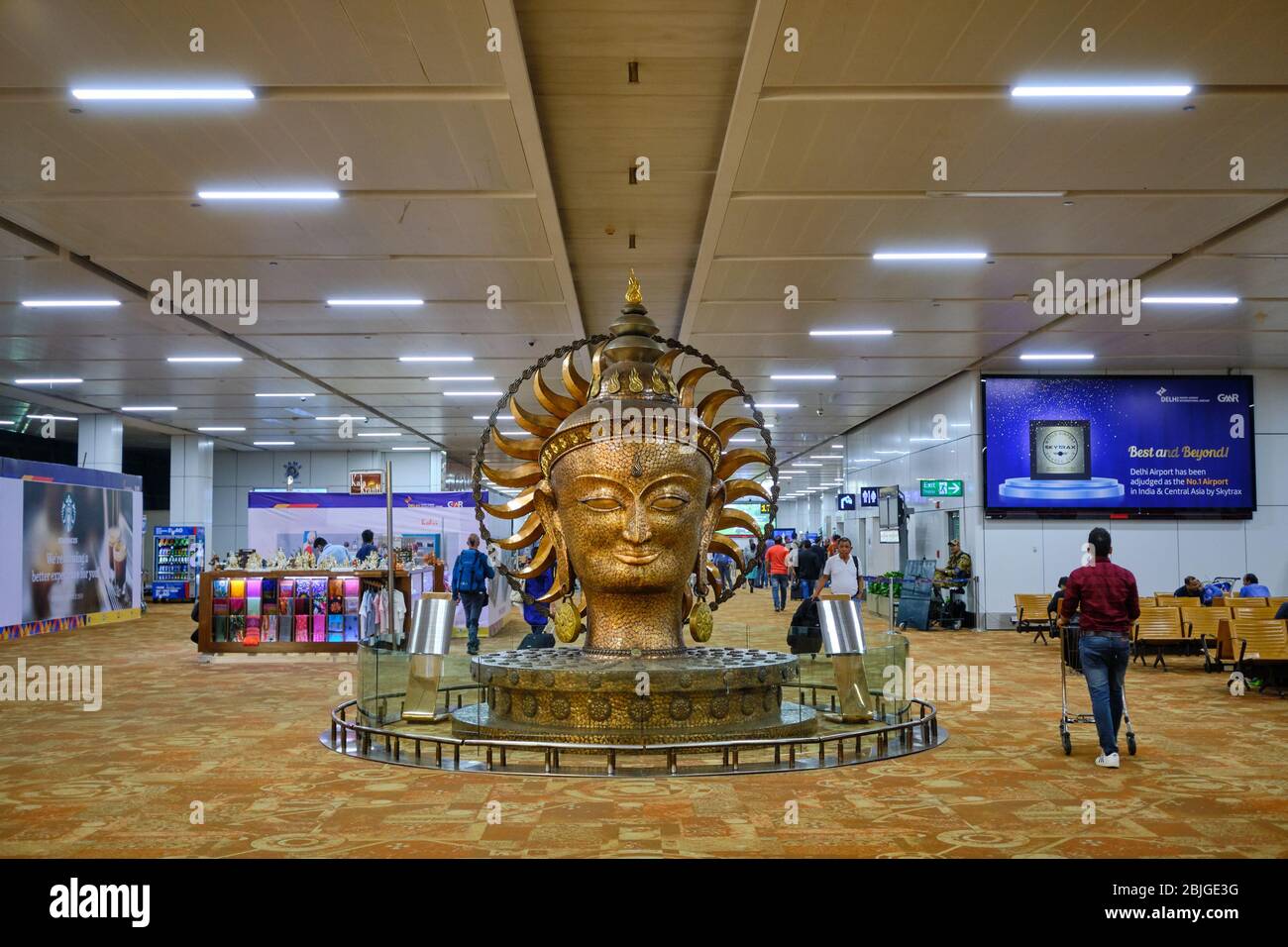 Neu Delhi / Indien - 12. Oktober 2019: Buddha-Statue am Terminal 3 Abflughalle des Indira Gandhi International Airport Stockfoto