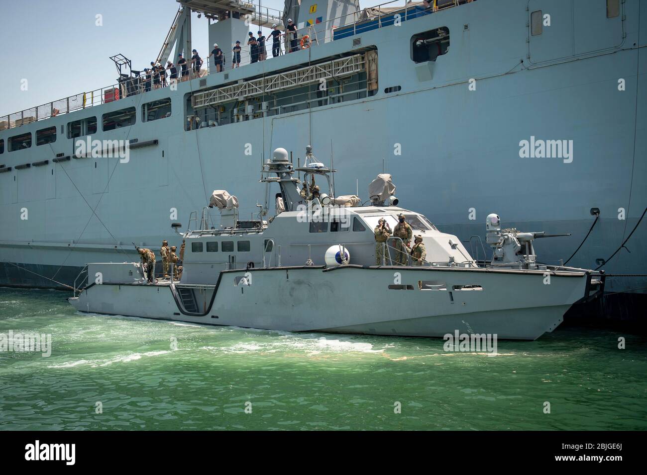 MANAMA, Bahrain (24. April 2020) EIN Mark VI Patrouillenboot, das der Commander Task Force (CTF) 56 zugewiesen wurde, kommt neben dem Royal Fleet Auxiliary Landing Ship Dock RFA Cardigan Bay (L3009), um im April 24 eine simulierte Nachschub-auf-See durch Rafting im Hafen durchzuführen. CTF 56 ist für die Planung und Durchführung von Expeditions-Missionen einschließlich Küstenflußeinsätzen im 5. Einsatzgebiet der US-Flotte verantwortlich. (USA Navy Foto von Mass Communication Specialist 1. Klasse Kory Alsberry) Stockfoto