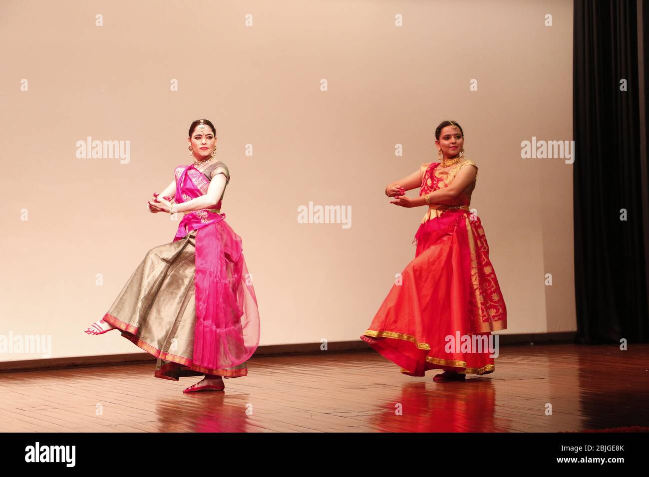 Delhi / Indien - Oktober 2019: Klassischer indischer Kathak-Tanz in Neu Delhi, Indien Stockfoto