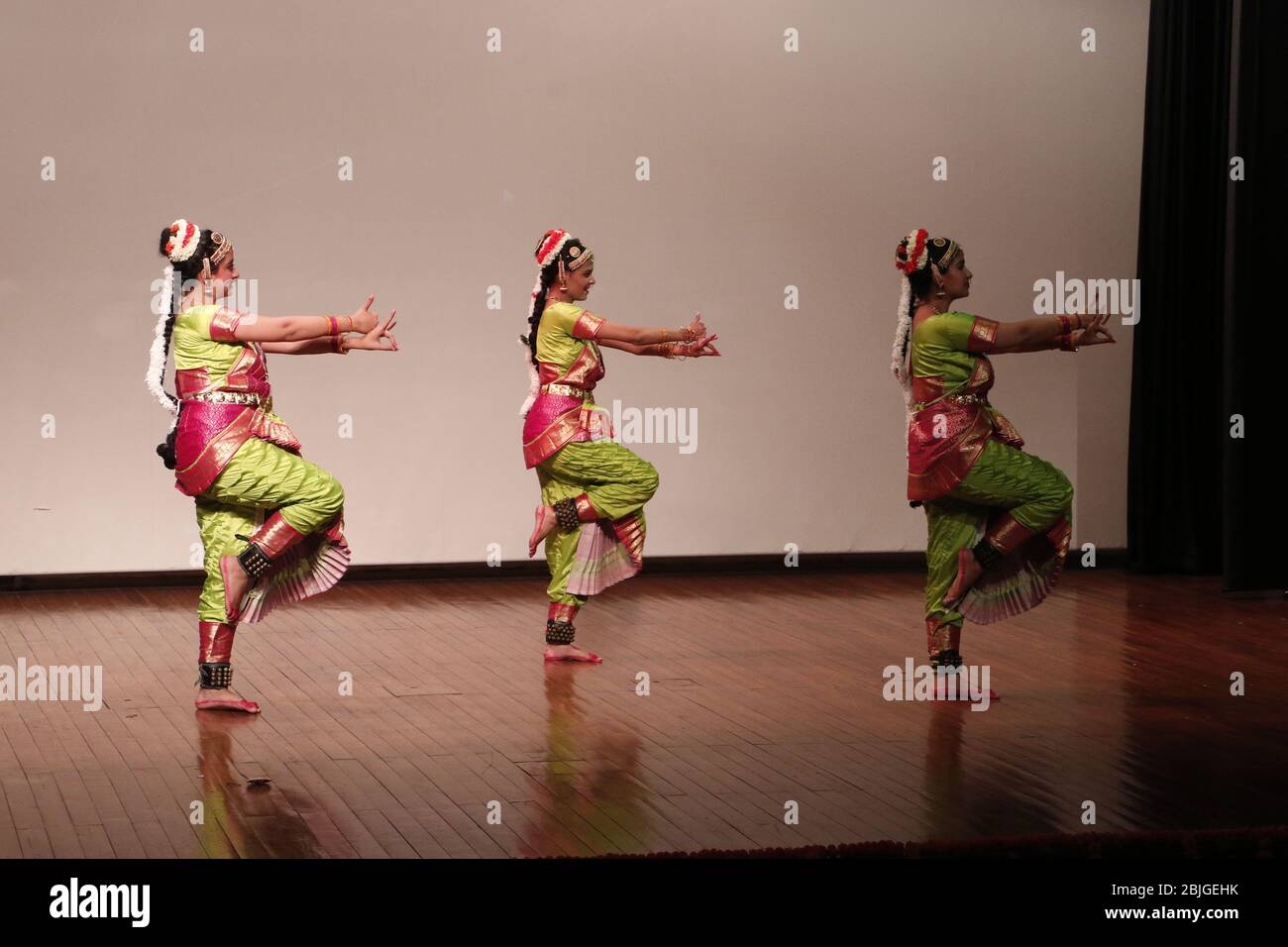 Delhi / Indien - Oktober 2019: Klassischer indischer Kathak-Tanz in Neu Delhi, Indien Stockfoto