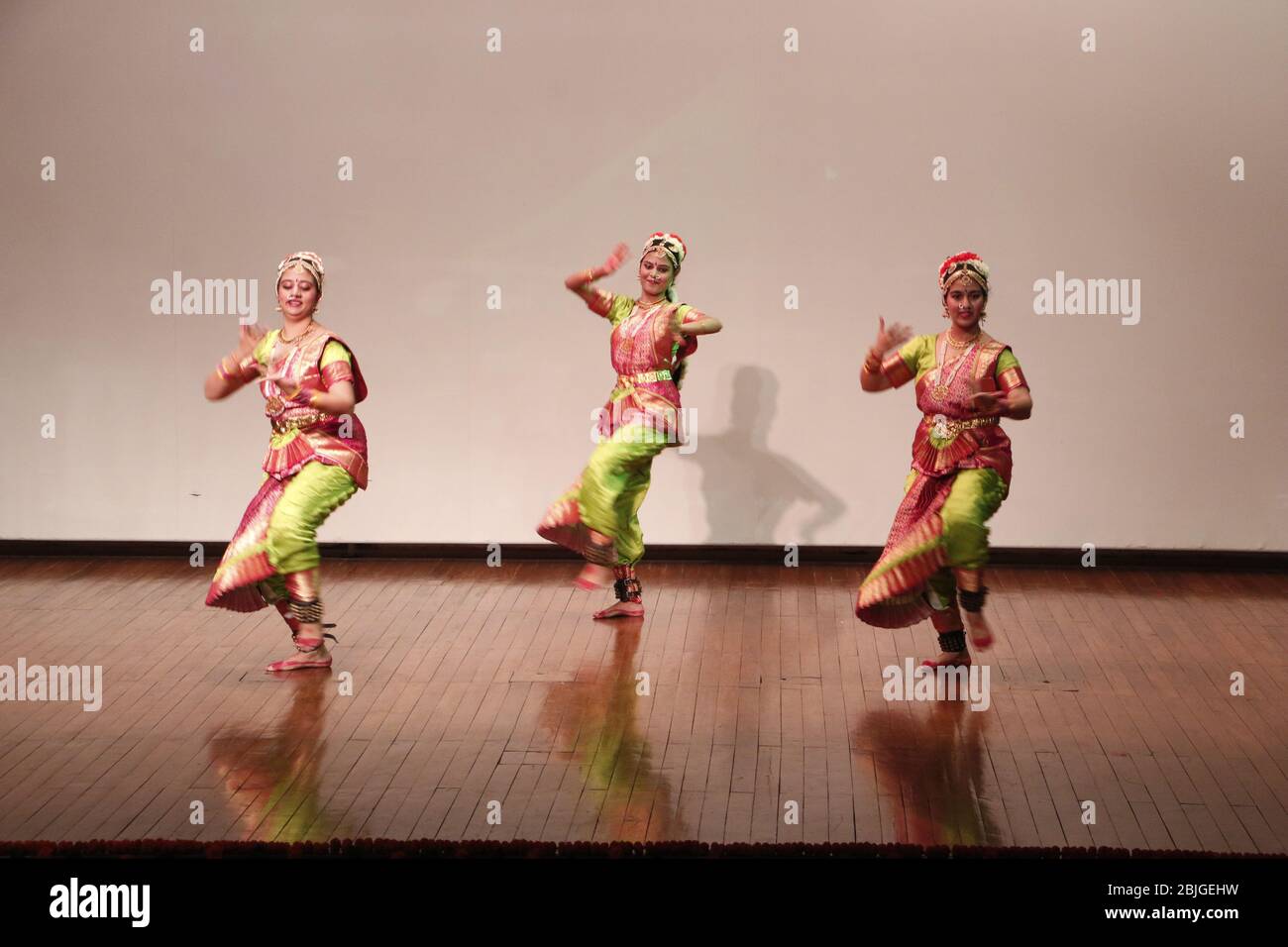 Delhi / Indien - Oktober 2019: Klassischer indischer Kathak-Tanz in Neu Delhi, Indien Stockfoto