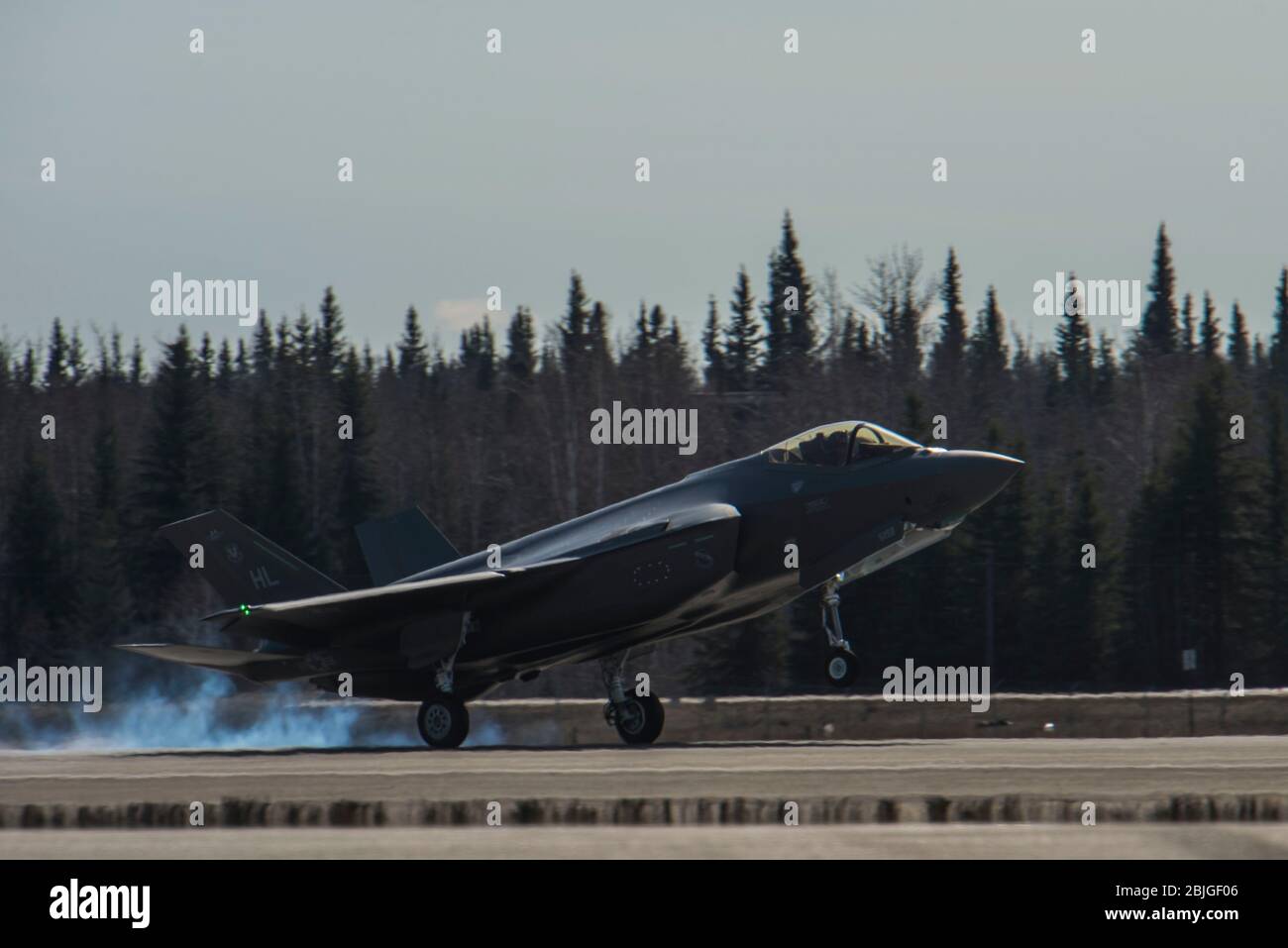 Ein Flugzeug der US Air Force F-35A Lightning II der fünften Generation, das dem 388. Fighter Wing (FW) zugewiesen wurde, landet am 27. April 2020 auf der Eielson Air Force Base, Alaska. Piloten der 356th Fighter Squadron trainieren mit dem F-35As der Hill Air Force Base, um das Pilotentraining auf dem neuesten Stand zu halten. (USA Luftwaffe Foto von Airman 1. Klasse Aaron Larue Guerrisky) Stockfoto