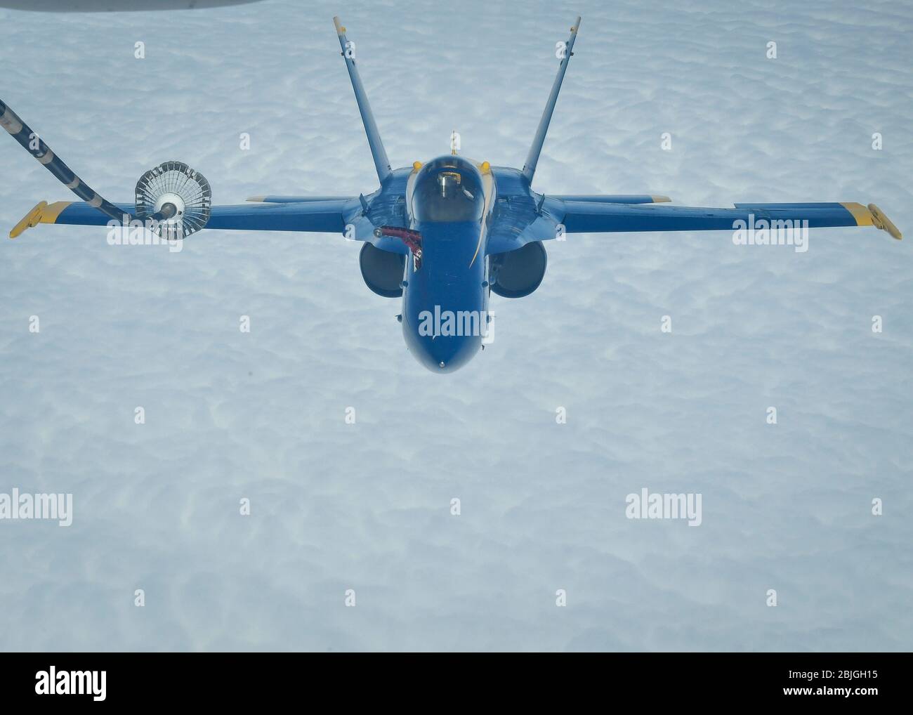 Ein F/A-18 Hornet, das der U.S. Navy Flight Demonstration Squadron 'Blue Angels' zugewiesen wurde, nähert sich einem KC-10 Extender, der dem 305th Air Mobility Squadron von der Joint Base McGuire-Dix-Lakehurst, N.J., 28. April 2020, zugewiesen wurde. Die Blue Angels führten eine gemeinsame Überführung mit dem US Air Force Demonstration Squadron 'Thunderbirds' als Teil von #AmericaStrong durch, eine Anstrengung, um Gesundheitsarbeiter, Ersthelfer und andere wichtige Mitarbeiter zu ehren, die an der Front arbeiten, um COVID-19 zu bekämpfen. Stockfoto