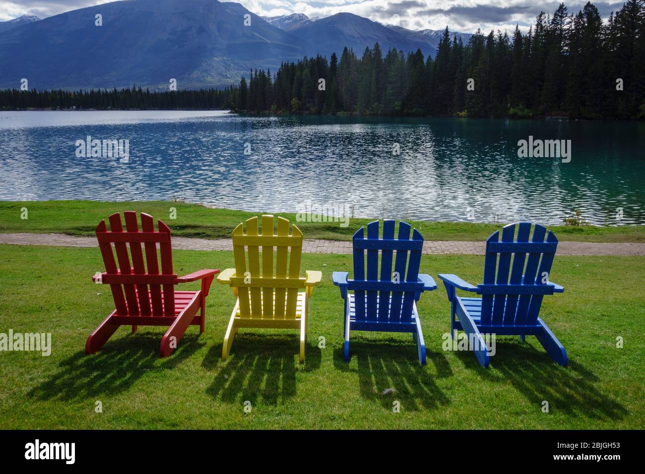 Adirondack-Stühle am Beauvert Lake in Jasper, Kanada Stockfoto