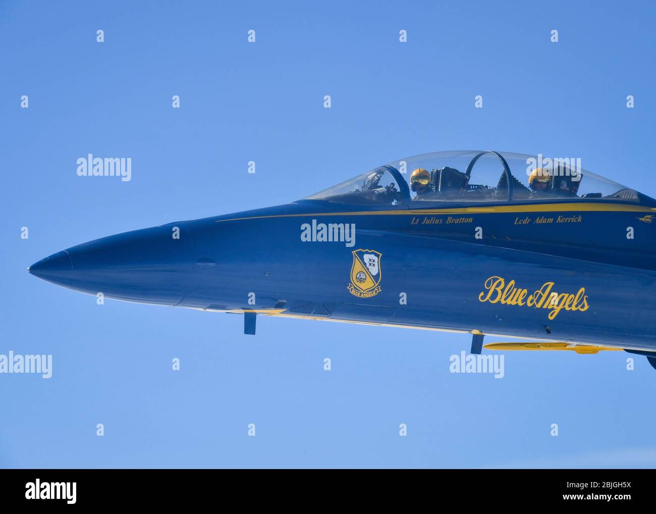 Ein F/A-18 Hornet, das der U.S. Navy Flight Demonstration Squadron 'Blue Angels' zugewiesen wurde, nähert sich einem KC-10 Extender, der dem 305th Air Mobility Squadron von der Joint Base McGuire-Dix-Lakehurst, N.J., 28. April 2020, zugewiesen wurde. Die Blue Angels führten eine gemeinsame Überführung mit dem US Air Force Demonstration Squadron 'Thunderbirds' als Teil von #AmericaStrong durch, eine Anstrengung, um Gesundheitsarbeiter, Ersthelfer und andere wichtige Mitarbeiter zu ehren, die an der Front arbeiten, um COVID-19 zu bekämpfen. Stockfoto