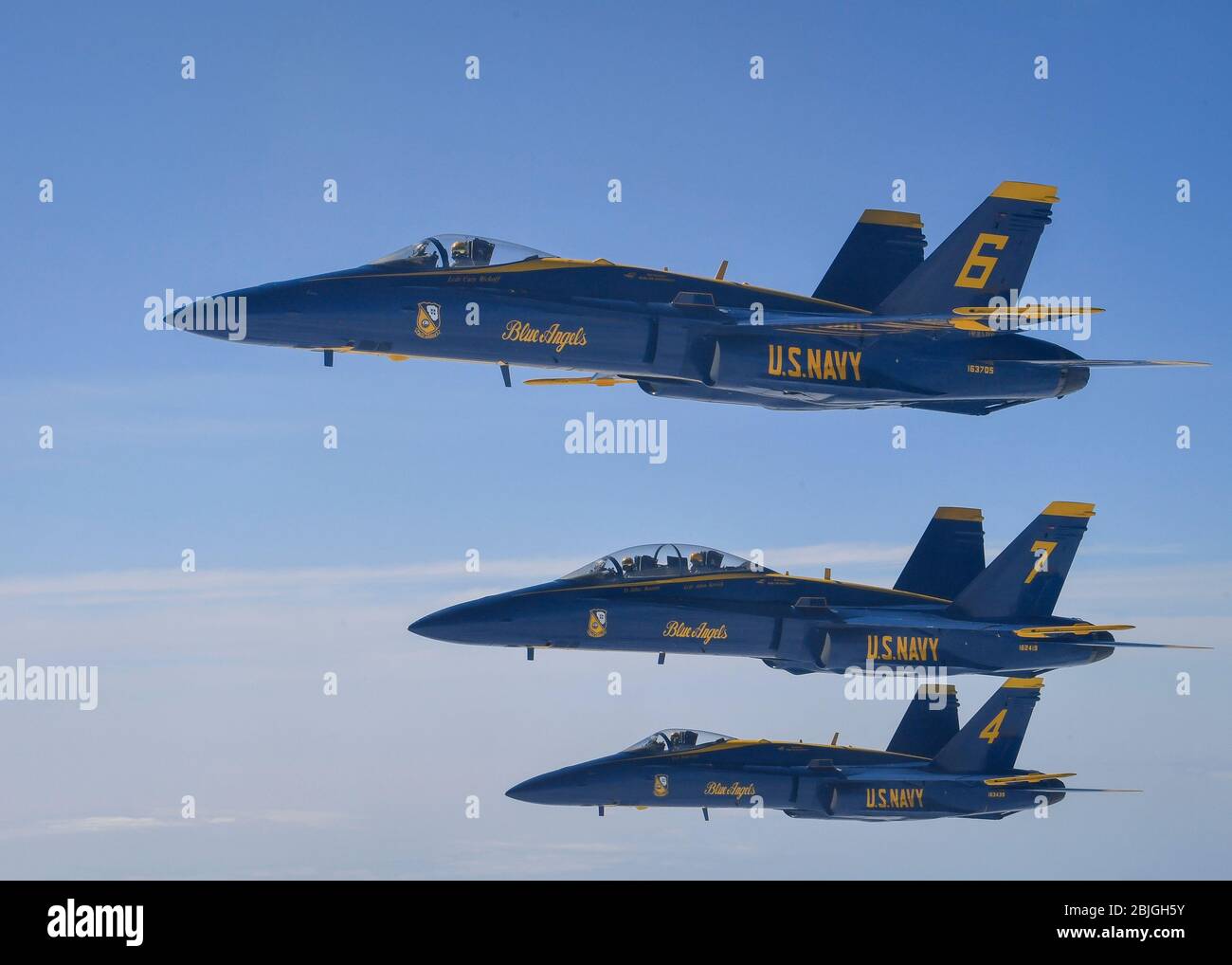 F/A-18 Hornets, die dem U.S. Navy Flight Demonstration Squadron 'Blue Angels' zugewiesen sind, nähern sich einem KC-10 Extender, der dem 305. Air Mobility Squadron von der Joint Base McGuire-Dix-Lakehurst, N.J., 28. April 2020 zugewiesen wurde. Die Blue Angels führten eine gemeinsame Überführung mit dem US Air Force Demonstration Squadron 'Thunderbirds' als Teil von #AmericaStrong durch, eine Anstrengung, um Gesundheitsarbeiter, Ersthelfer und andere wichtige Mitarbeiter zu ehren, die an der Front arbeiten, um COVID-19 zu bekämpfen. Stockfoto