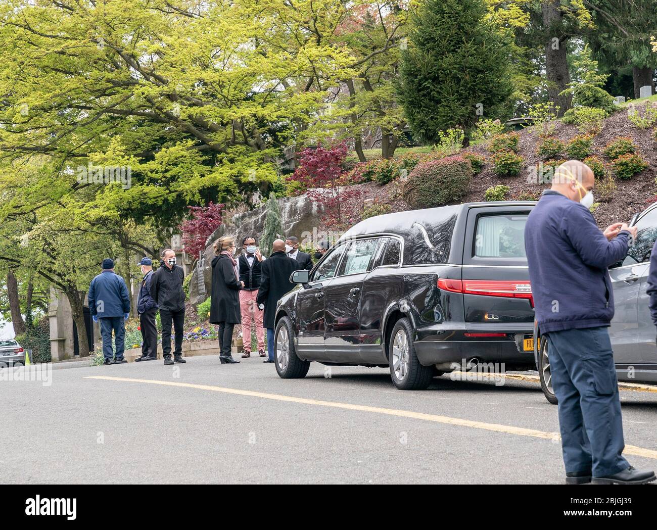 New York, Usa. April 2020. Leichenwagen auf dem Gelände des Woodlawn Friedhofs zur Beerdigung während der COVD-19 Pandemie im Stadtteil Bronx (Foto: Lev Radin/Pacific Press) Quelle: Pacific Press Agency/Alamy Live News Stockfoto