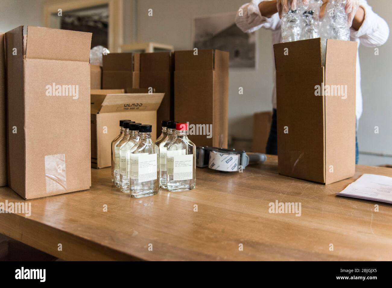 Brooklyn, New York, USA - 24. April 2020: Flaschen mit Handdesinfektionsmitteln werden von der Kings County Distillery geliefert. Die Brennerei, die normalerweise Whi produziert Stockfoto