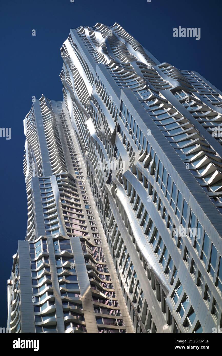 Wellen und silberne Reflexionen von Frank Gehrys 8 Spruce Street Tower in New York City Stockfoto