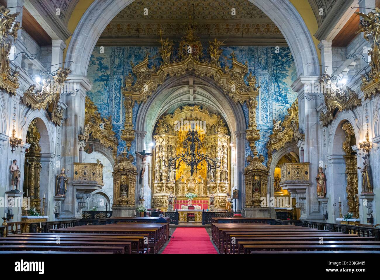 Kirche des Heiligen Franziskus mit verzierten vergoldeten und traditionellen Azulejos-Fliesen über dem Altar in der Stadt Guimares in Portugal Stockfoto