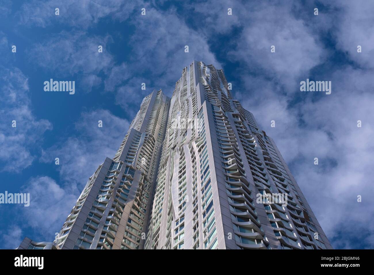 Wellen und silberne Reflexionen von Frank Gehrys 8 Spruce Street Tower in New York City Stockfoto