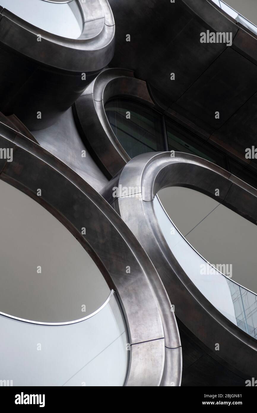 Geometrie von Kreisen und Ovalen in Metall- und Glasbau Stockfoto