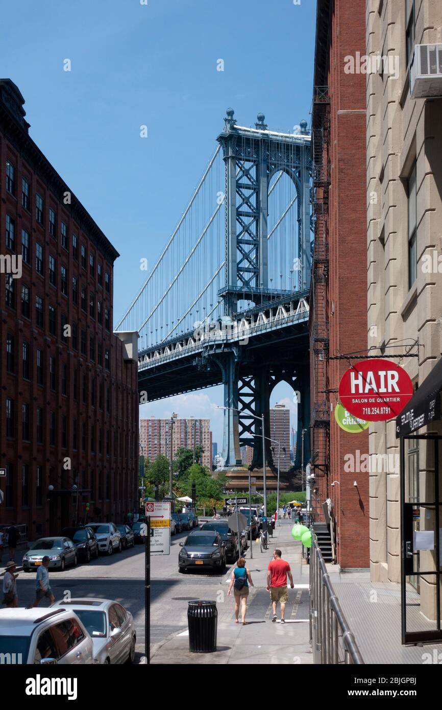 Blick auf die Manhattan Bridge von den Straßen von DUMBO in Brooklyn, New York City Stockfoto