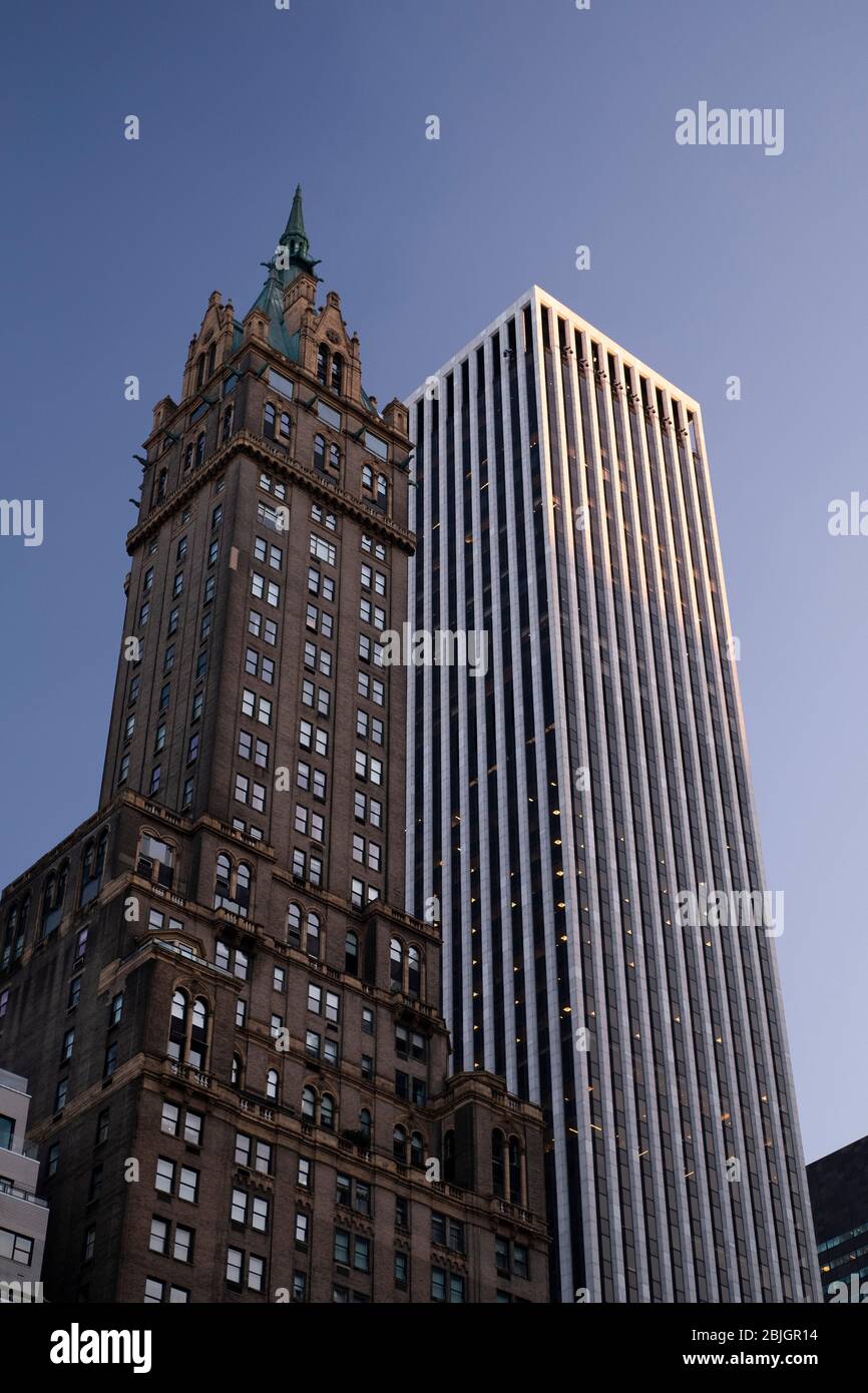 Kontrast zwischen alten und neuen Wolkenkratzern in Midtown Manhattan, New York City Stockfoto