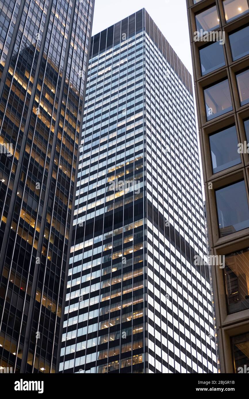 Wolkenkratzer aus der Mitte des Jahrhunderts in Manhattan, New York Stockfoto