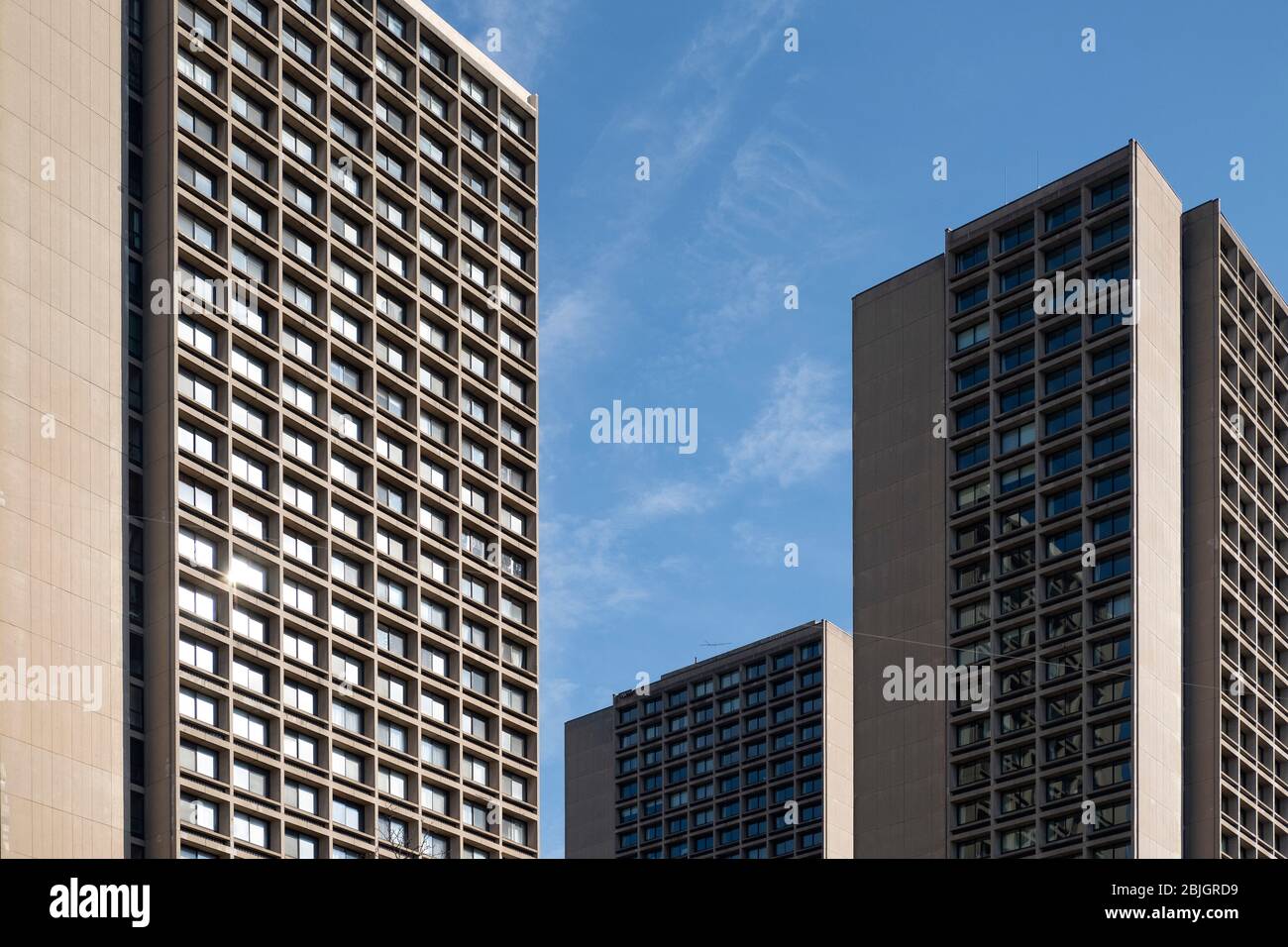 Große anonyme Wohnblöcke aus den 80er Jahren in Manhattan, NYC Stockfoto