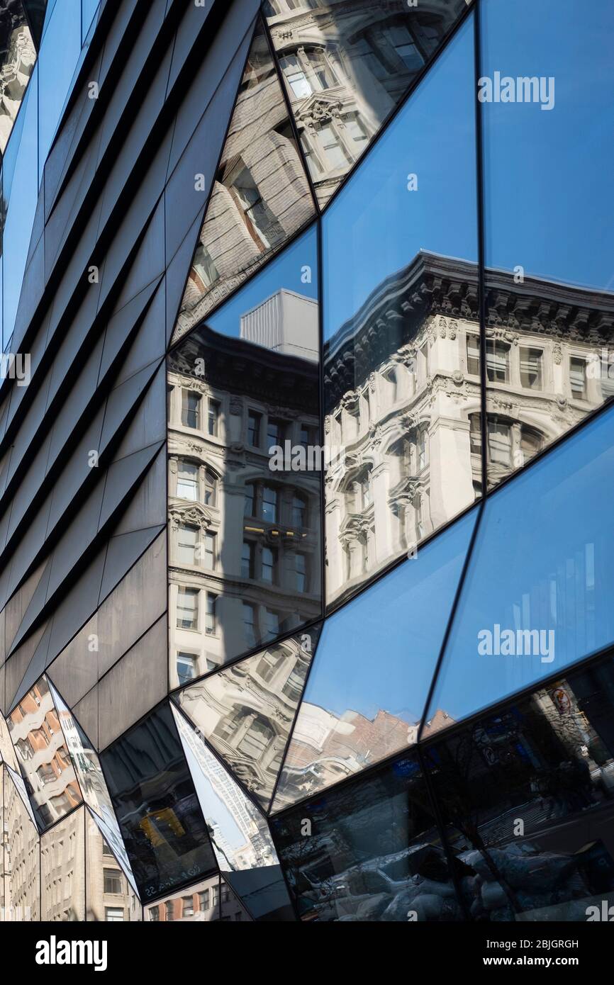 Moderne, abgewinkelte Spiegelungen von Manhattan-Gebäuden Stockfoto