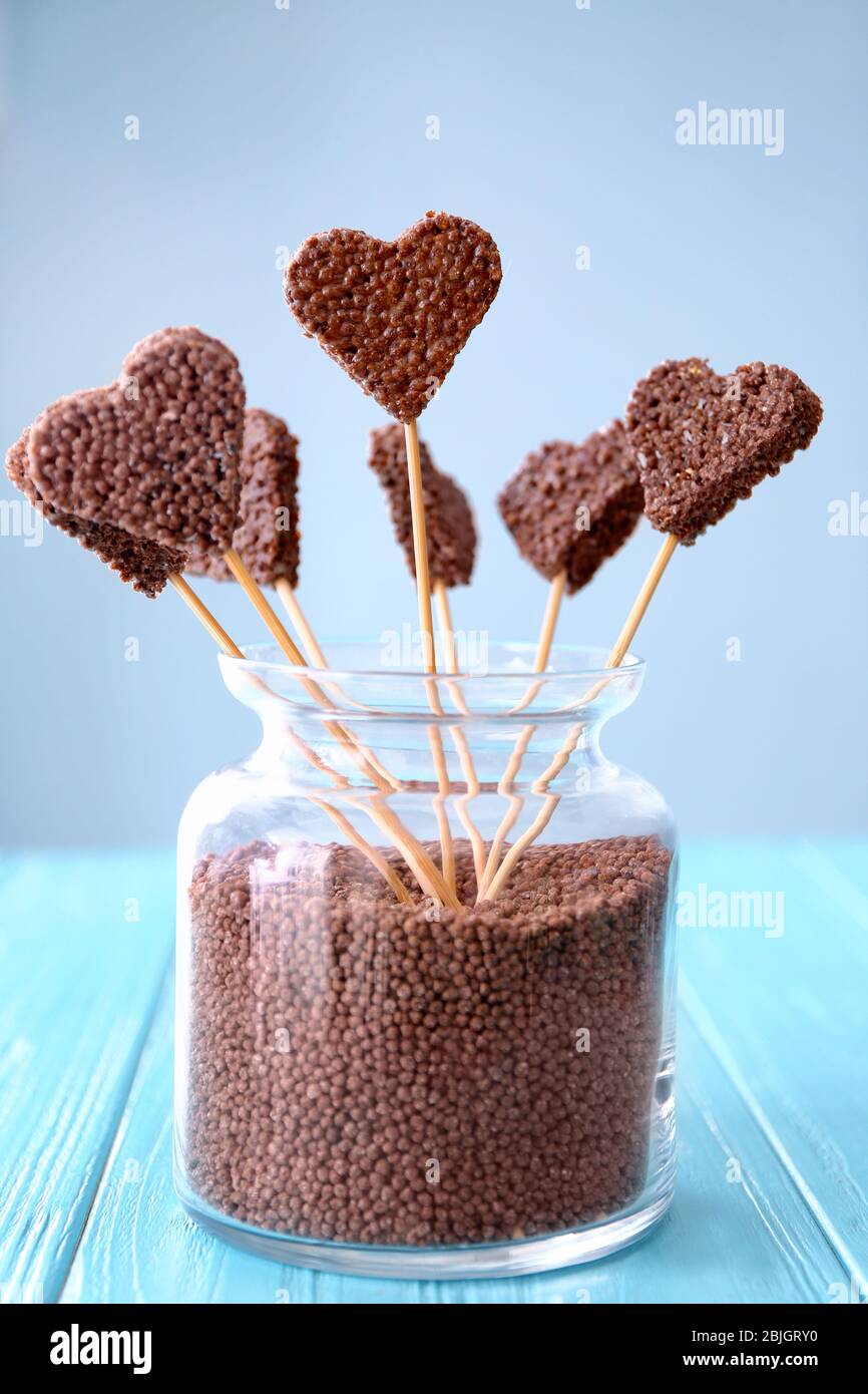 Herzförmiges knuspriges Dessert im Glasgefäß Stockfoto