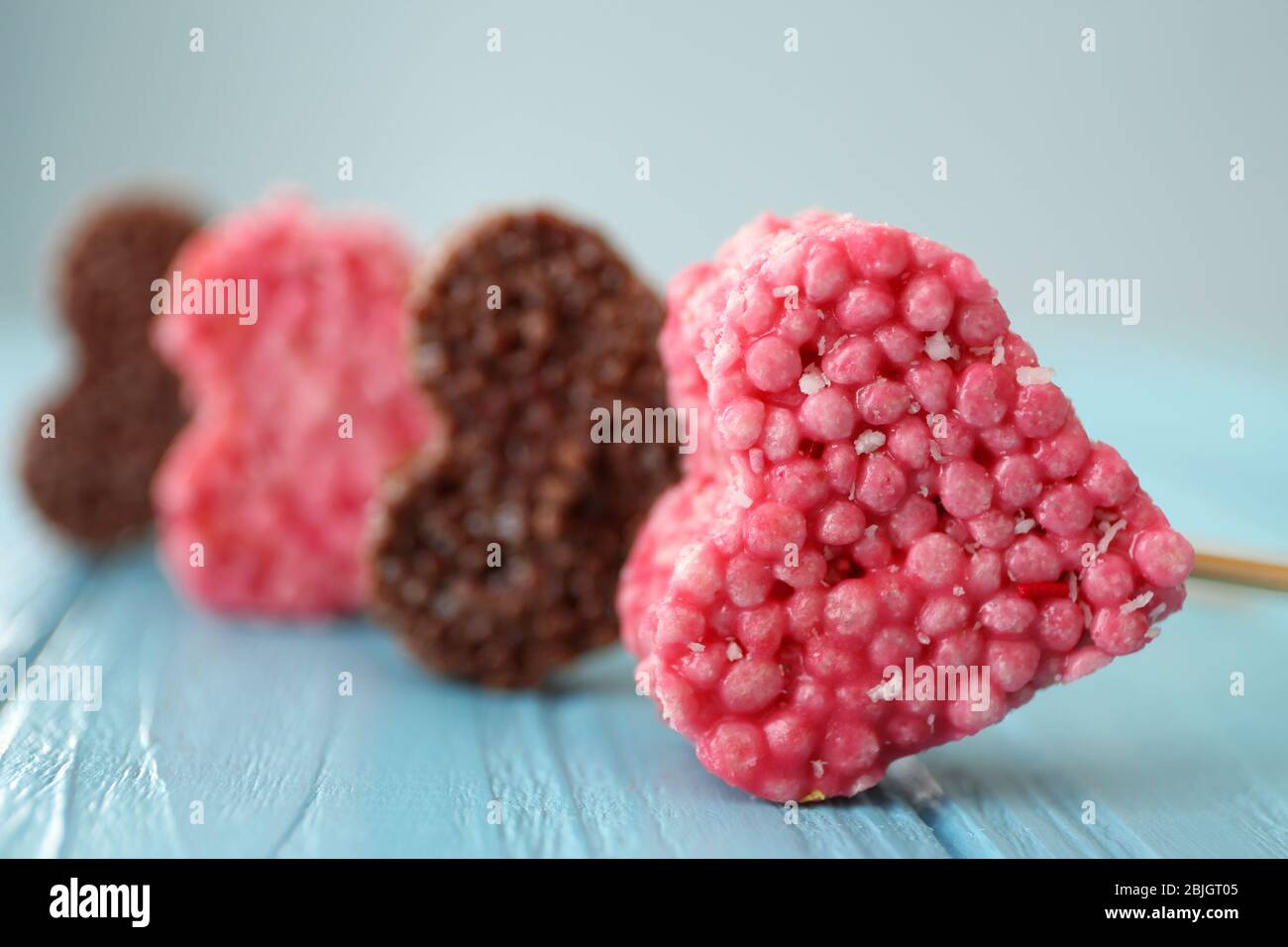 Herzförmiges knuspriges Dessert auf Holzhintergrund Stockfoto