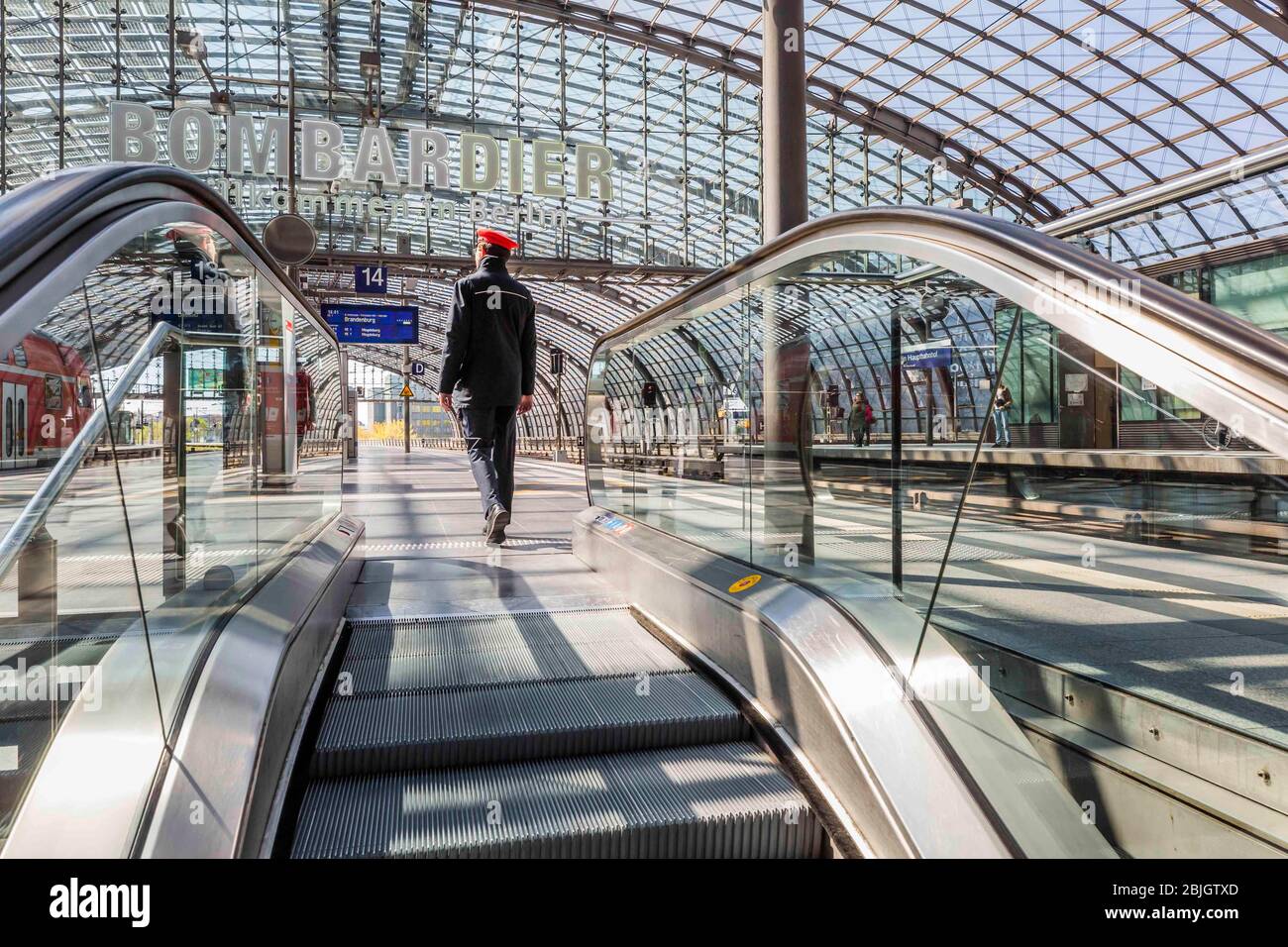 Sicherheitskräfte, verlassene Plattformen während der Sperrung in der Corona-Krise, Berlin Hauptbahnhof, Berlin, Deutschland Stockfoto