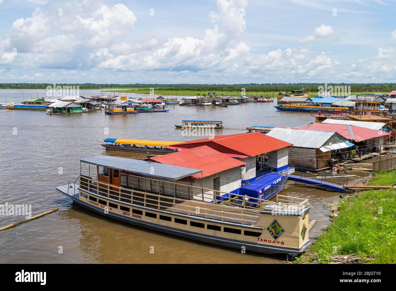 Holzschiffe und schwimmende Häuser im Hafen, Fluss Itaya, Iquitos, Loreto, Peru Stockfoto