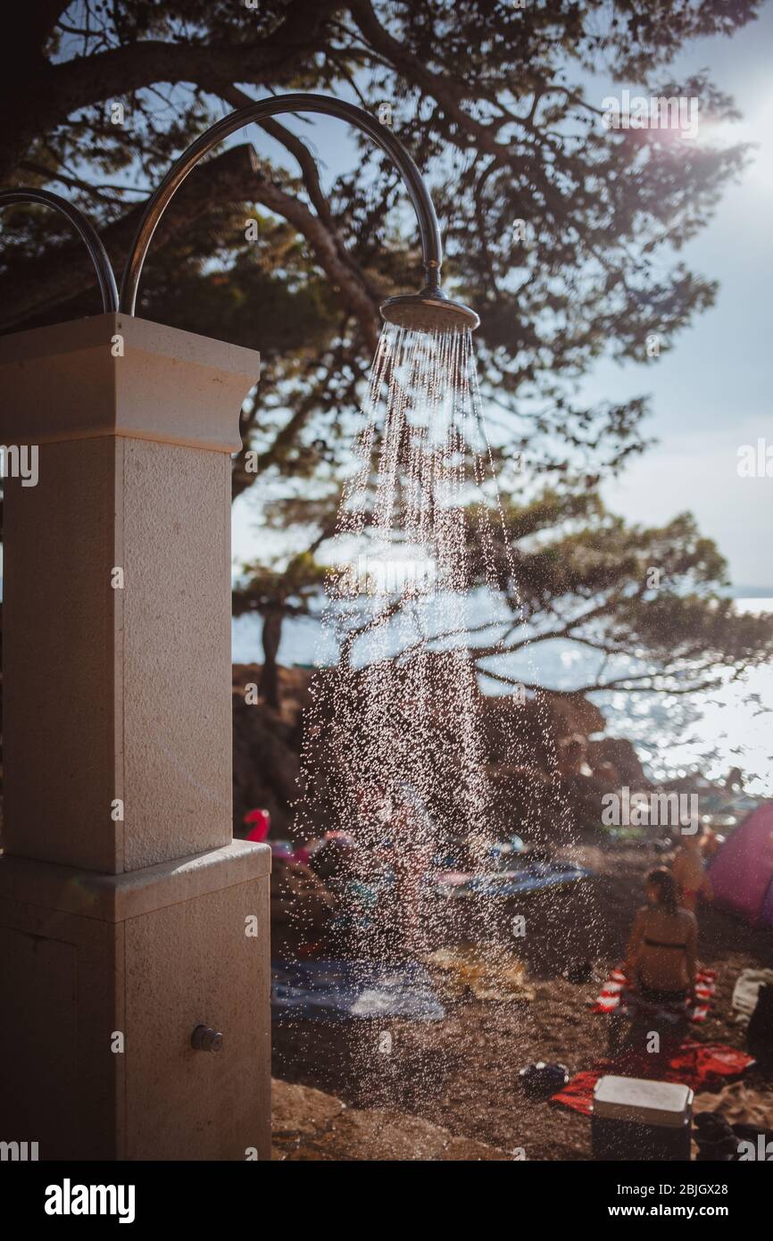Frischwasserdusche an einem öffentlichen Strand in Kroatien. Stockfoto